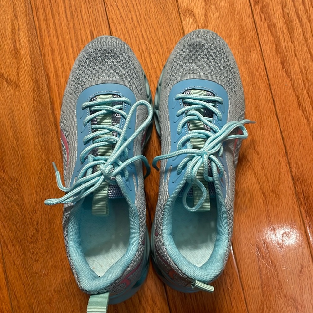 New blue tennis shoe